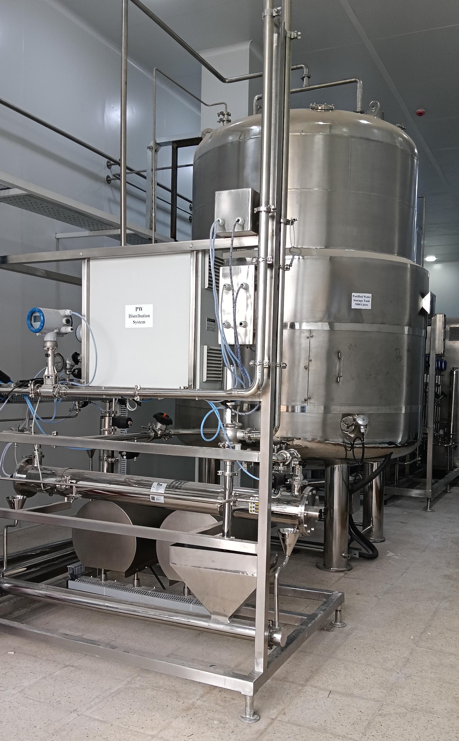 Cuve inox de stockage d’eau purifiée et système de distribution de l’unité PHACORP